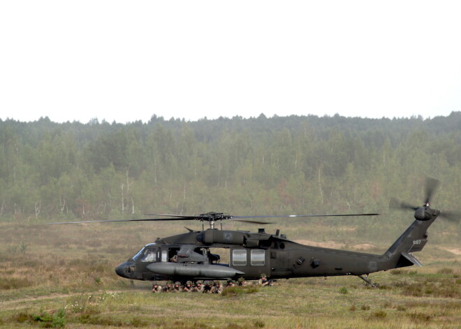 NBS militârajâ poligonâ Âdaþos notiek ASV un NBS 2.KB kopçjâs mâcîbas.2014. gada 22.jûlijâ Foto: Normunds Meþiòð (Rekrutçðanas un jaunsardzes centrs)