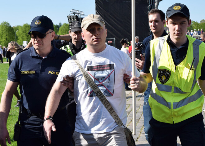 Tiesa izbeigusi lietu pret Aini Sproģi, kurš 9.maijā protestēja pie Uzvaras pieminekļa