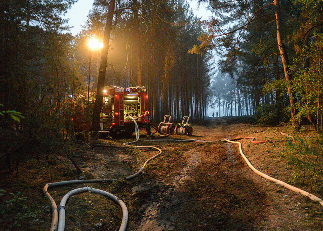 Berlīnes apkārtnē izcēlies plašs meža ugunsgrēks; evakuēti 3 ciemati