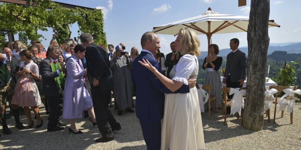 Stunda kāzās, viena deja ar jauno sievu - Putina ciemošanās austriešiem izmaksājusi 250 000 eiro