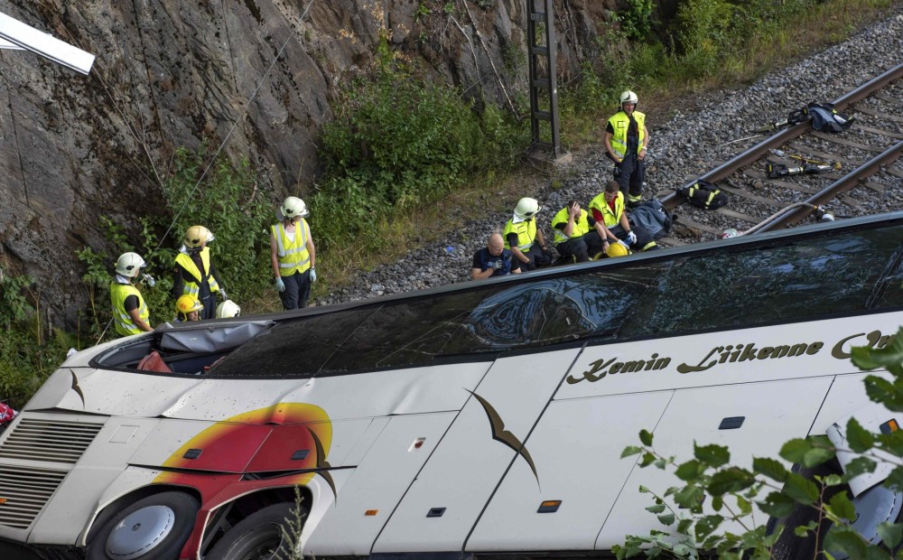 Somijā no tilta nokrīt lielais autobuss, ir mirušie