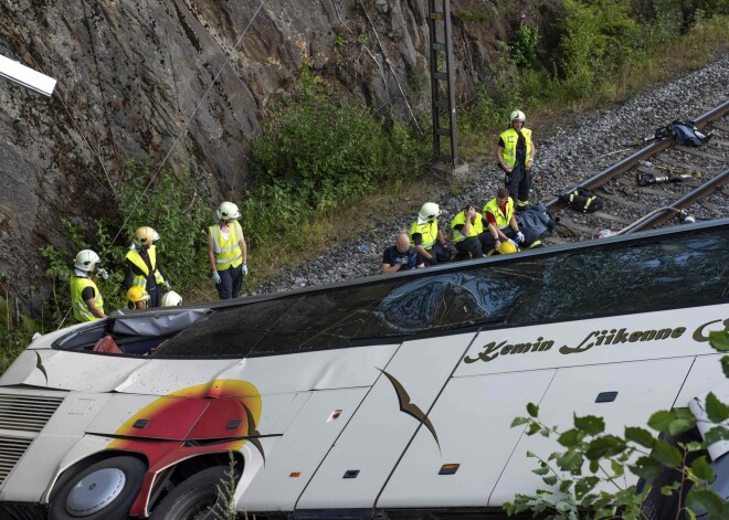 Somijā no tilta nokrīt lielais autobuss, ir mirušie