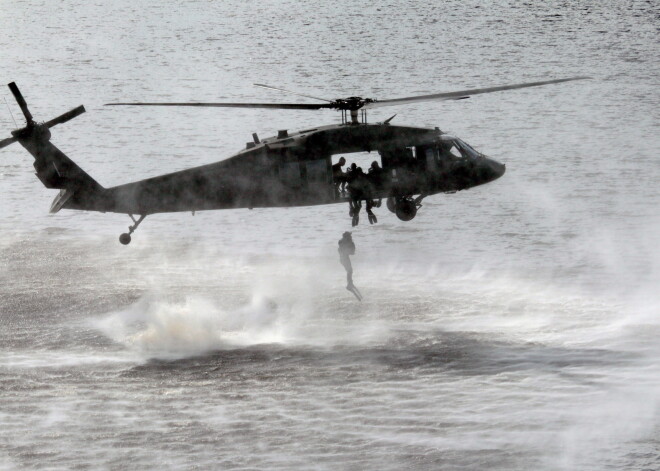 Iedzīvotājus lūdz nesatraukties par helikopteru dunoņu virs Rīgas