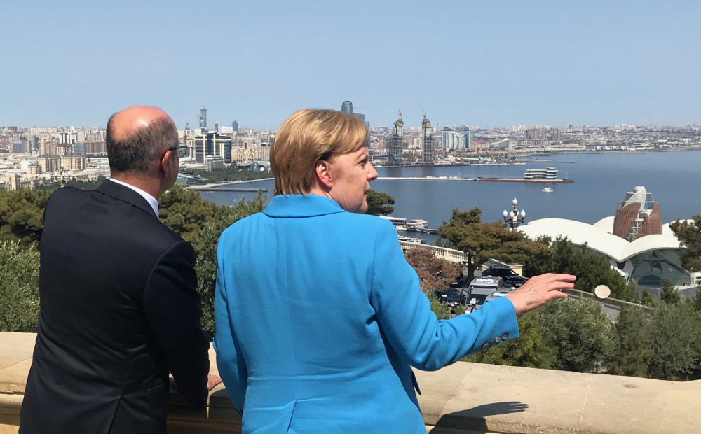 Merkele vizītē Azerbaidžānā aicina veidot ciešākas ekonomiskās attiecības ar Eiropu
