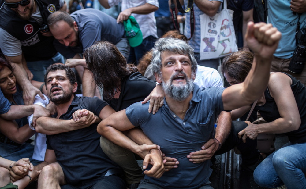 Policija Stambulā izdzenā protestu, aizturēti 20 cilvēki