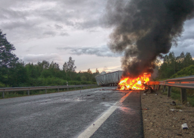 Uz Liepājas šosejas pēc avārijas uzliesmo kravas automašīna