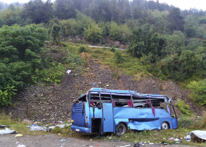 Bulgārijā autobuss ar ticīgajiem ieveļas aizā; miruši vismaz 16 cilvēki