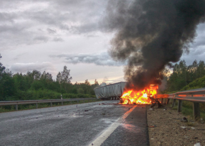 Šorīt atjaunota satiksme uz Liepājas šosejas, kur pēc avārijas nodega kravas automašīna