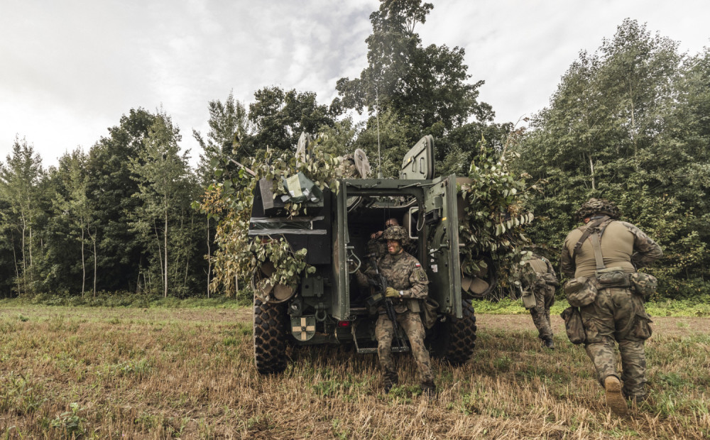 Gatavi aizsargāt Latviju. Foto: Viesītes novadā notiek militārās mācības 