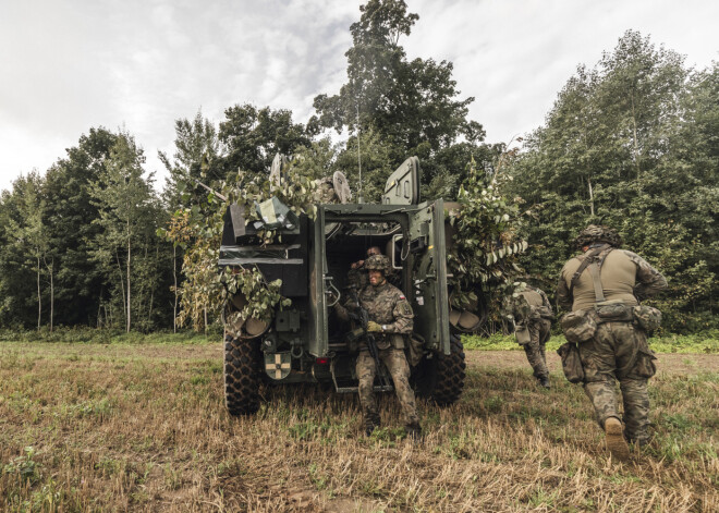 Gatavi aizsargāt Latviju. Foto: Viesītes novadā notiek militārās mācības "Namejs"