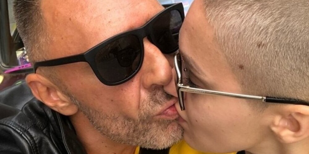 Сергей Шнуров замечен за поцелуем с молодой моделью