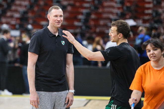 Darjus Songaila savulaik pārstāvējis tādus NBA klubus kā Sakramento "Kings", Čikāgas "Bulls", Vašingtonas "Wizards", Ņūorleānas "Hornets" un Filadelfijas "76ers".