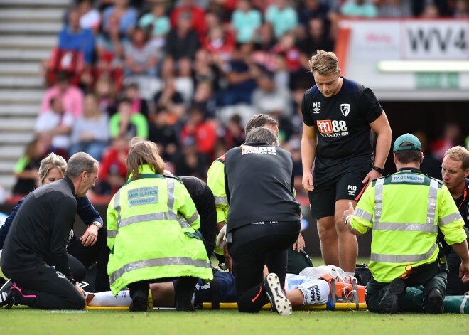 Everton's English defender Michael Keane is stretchered off after getting injured during the English Premier League football match between Bournemouth and Everton at the Vitality Stadium in Bournemouth, southern England on August 25, 2018. (Photo by Glyn KIRK / AFP) / RESTRICTED TO EDITORIAL USE. No use with unauthorized audio, video, data, fixture lists, club/league logos or 'live' services. Online in-match use limited to 120 images. An additional 40 images may be used in extra time. No video emulation. Social media in-match use limited to 120 images. An additional 40 images may be used in extra time. No use in betting publications, games or single club/league/player publications. /