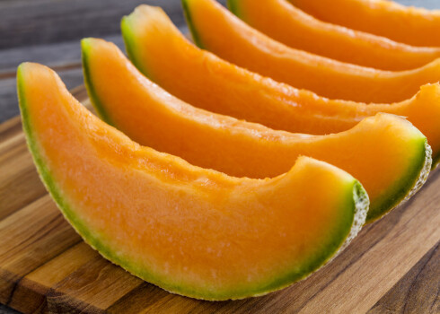 Zemēs, kur melones aug tāpat kā pie mums ķirbji, saimnieces un pavāri meloņu gatavību nosaka pēc izskata un smaržas.