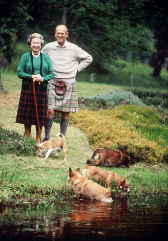 Karaliene Elizabete II ar vīru princi Filipu un mīļotajiem korgijiem 1994. gadā.