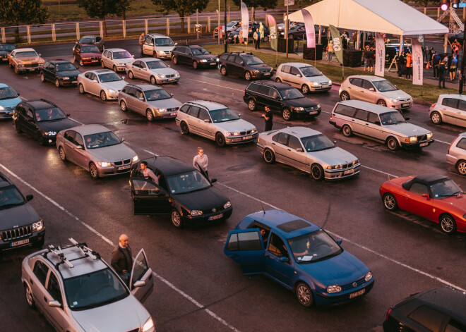 FOTO: rīdzinieki nakts melnumā šturmē CSDD, lai veiktu auto tehnisko apskati