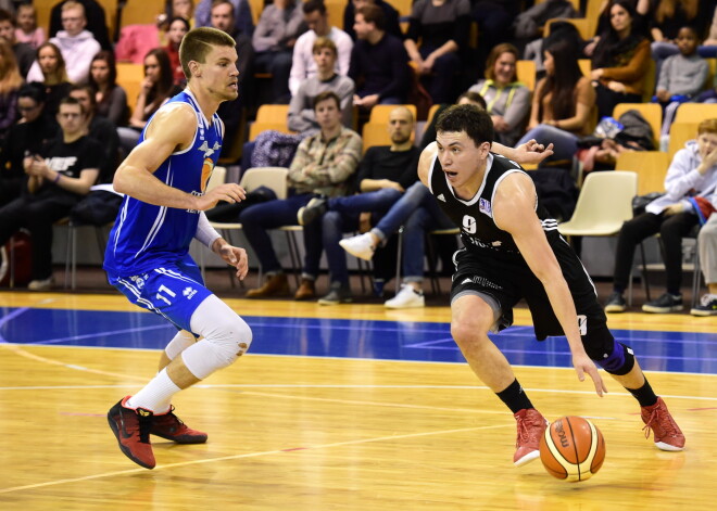 Atlētiskais latviešu izcelsmes amerikāņu basketbolists Šmits atgriežas Jūrmalas komandā