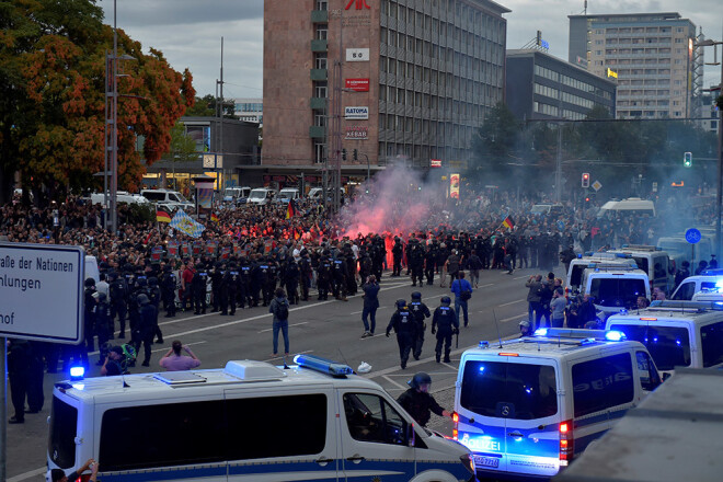 Ar 591 policistu, kam bija uzticēta kārtības uzturēšana Kemnicā, nav bijis pietiekami, lai nošķirtu abas naidīgās nometnes.