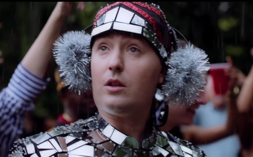 клип странная. музыкальный центр скрины видеоклипов. клип странная. странные клипы. пресняков странная клип.