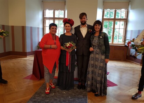 Kristapa un Ievas kāzās, kas pagājušajā nedēļā notika Dundagas pilī, klāt bija arī žurnāliste Elita Veidemane - Aivara Brīzes dzīvesbiedre daudzu gadu garumā - un viņas meita Linda.