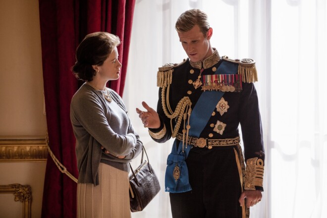 Klēra Foja un Mets Smits kā Anglijas karaliene Elizabete II un princis Filips seriālā „The Crown”. 