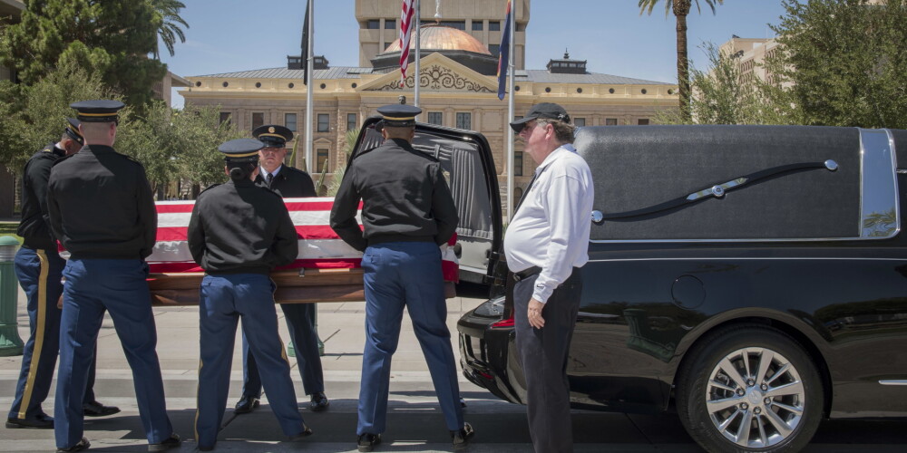 FOTO: Arizonā sākas atvadas no mirušā senatora Džona Makeina