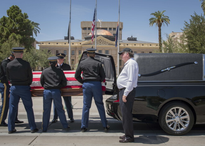 FOTO: Arizonā sākas atvadas no mirušā senatora Džona Makeina