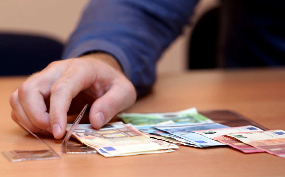 70% cilvēku Latvijā tomēr nejūtas droši par savu finansiālo stāvokli