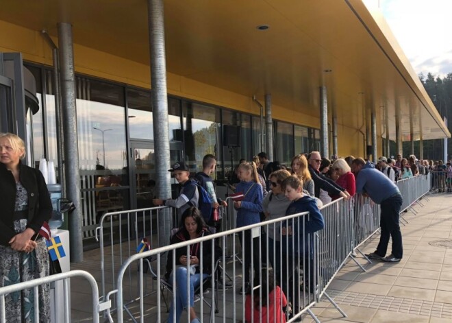 Репортаж: Открытие IKEA в Риге - сотни людей первыми оценили ассортимент шведского мебельного гиганта