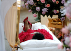 FOTO: soulmūzikas karalieni Aretu Frenklinu izvada sarkanās kurpītēs un zelta zārkā
