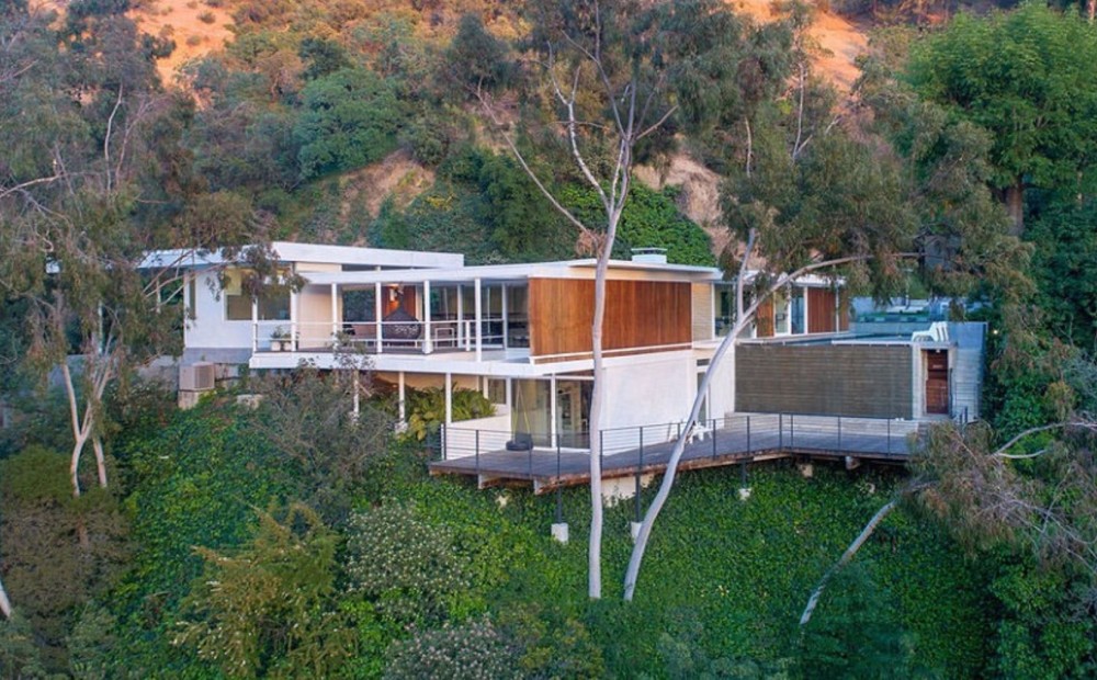 Enija Lenoksa nopērk pārmodernu māju Holivudā