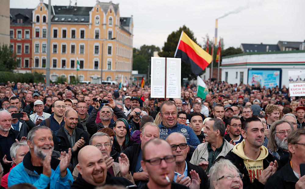 Cilvēki Kemnicā protestē pret imigrantu noziedzību
