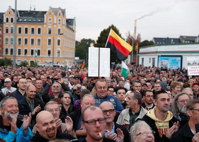 Cilvēki Kemnicā protestē pret imigrantu noziedzību