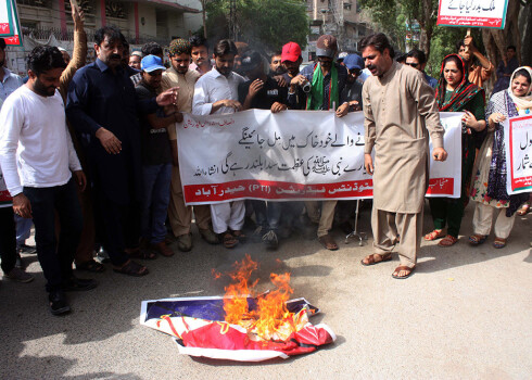 Cilvēki Pakistānā protestē pret Vildersa izsludināto musulmaņu pravieša Muhameda karikatūru konkursu.