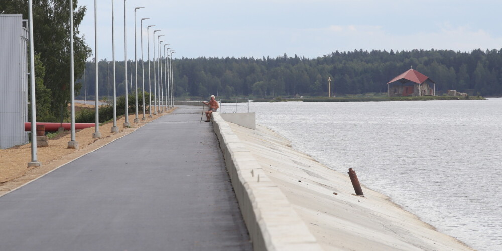 Rīgas HES ūdenskrātuves atjaunotais aizsargdambis.