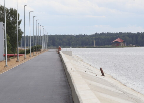 Rīgas HES ūdenskrātuves atjaunotais aizsargdambis.