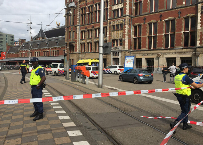 Amsterdamas stacijā sadurti divi cilvēki, uzbrucējs sašauts