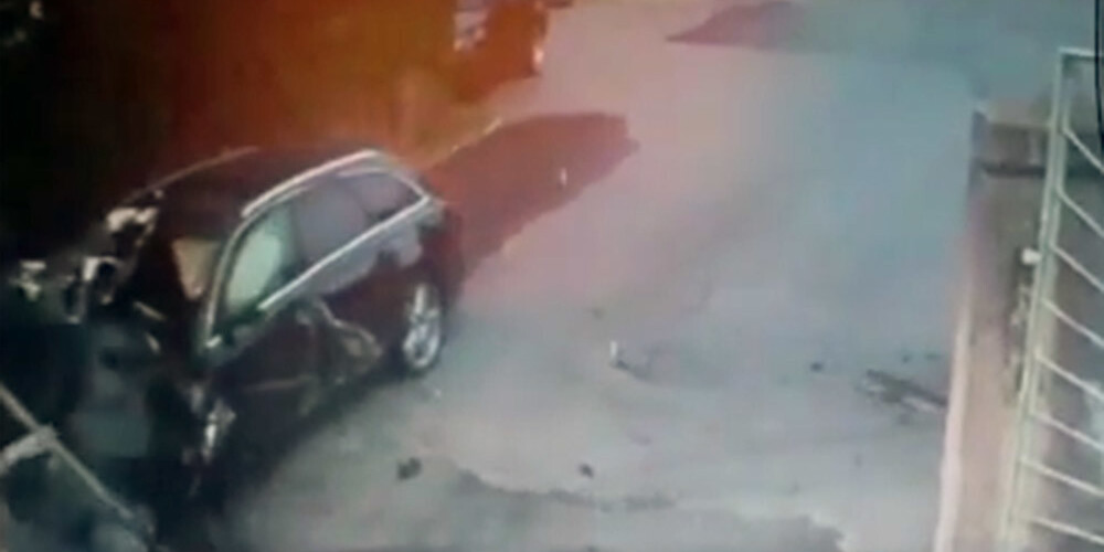 Automašīna "Audi A6" ietriecās betona stabā pie ēkas, kur atrodas uzņēmums "Preiļu siers".