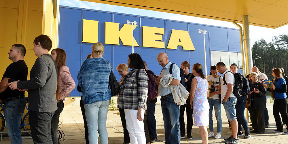 Cilvēki turpina šturmēt jaunatklāto IKEA, interesenti gaida rindā, lai tiktu veikalā