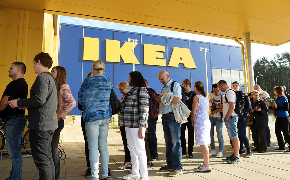 Arī šodien cilvēki turpina šturmēt jaunatklāto IKEA, interesenti gaida rindā, lai tiktu veikalā