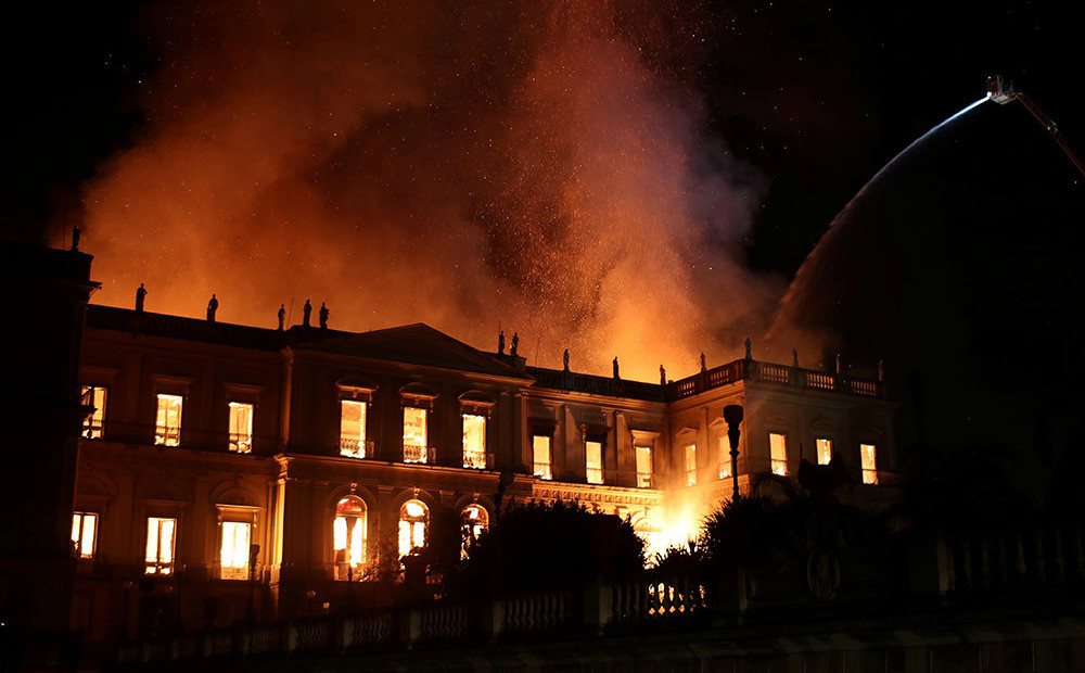 Kultūras traģēdija Brazīlijā: 200 gadus vecajā Nacionālajā muzejā izcēlies milzīgs ugunsgrēks