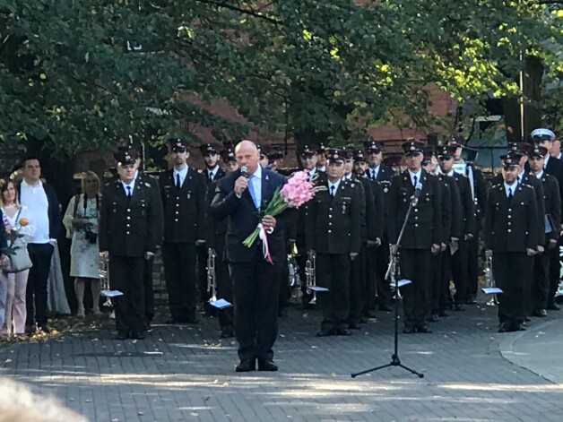 Aizardzības ministrs Raimonds Bergmanis skolēnus sekmīgi mācīties aicināja O.Kalpaka Rīgas Tautas daiļamatu pamatskolā.