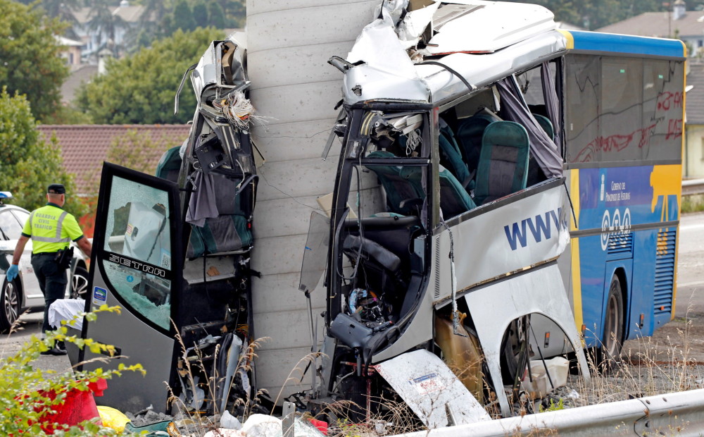 Traģēdija Spānijā: autobusam ietriecoties stabā, bojā gājuši pieci cilvēki un 20 ievainoti