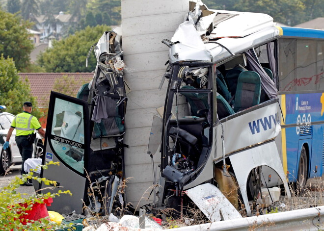 Traģēdija Spānijā: autobusam ietriecoties stabā, bojā gājuši pieci cilvēki un 20 ievainoti