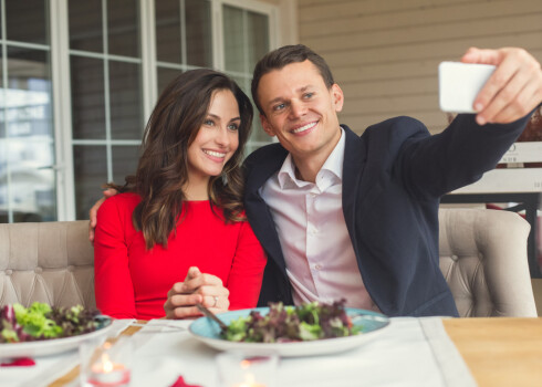 Patiešām laimīgi vai tikai izliekas? Publiska attiecību demonstrēšana mūsdienās kļūst par normu.