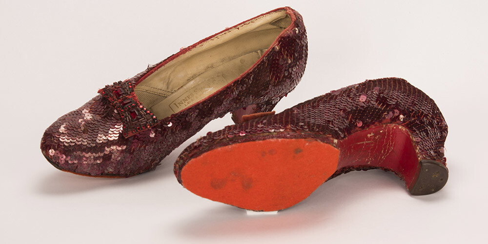 FIB reidā atgūtas 2005.gadā nozagtās "Oza zemes burvja" sarkanās kurpītes