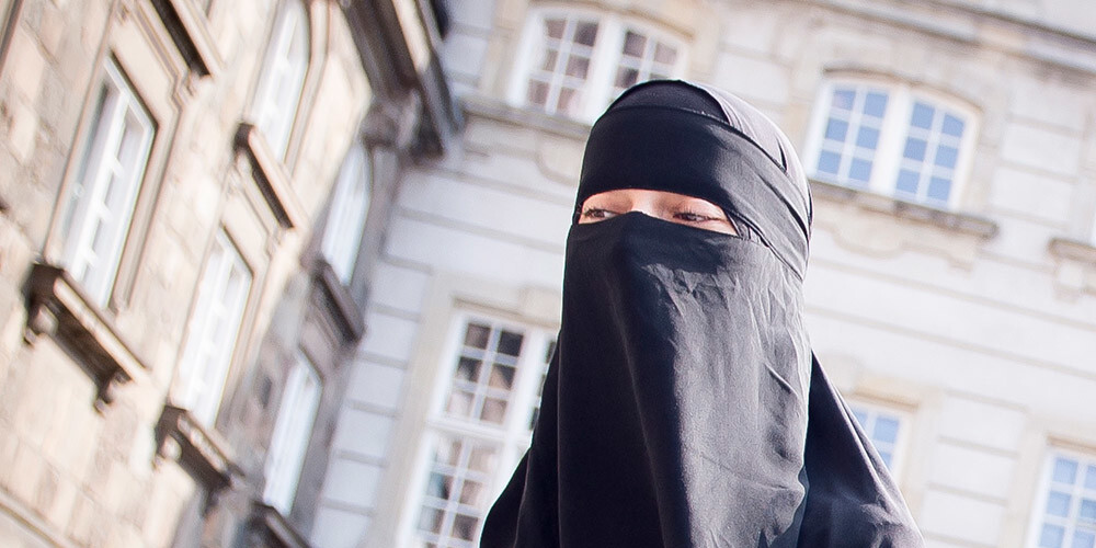 Dānijā soda turku tūristi, kura publiski nēsājusi musulmaņu galvassegu - burku