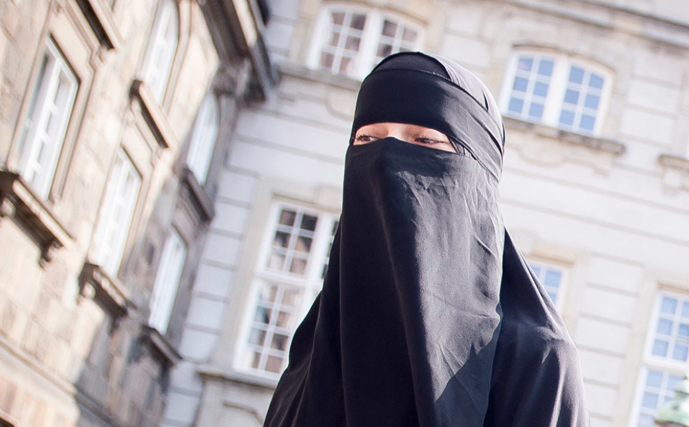 Dānijā soda turku tūristi, kura publiski nēsājusi musulmaņu galvassegu - burku
