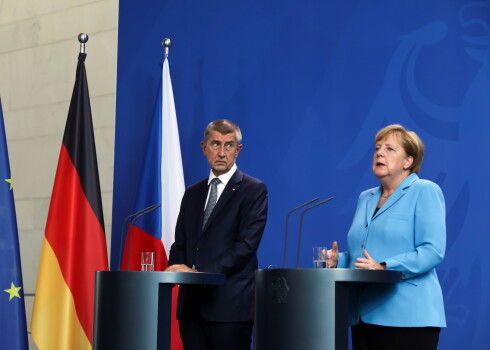 Čehijas premjerministrs Andrejs Babišs un Vācijas kanclere Angela Merkele .