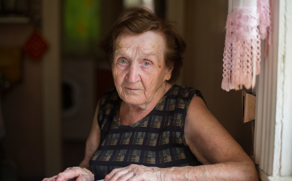 женщина пишет искусство. старушка с письмом. интеллигентная бабушка. бабушка с письмом в руках. Old woman writing.